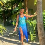 Linni Meister Instagram - 🌴🩵☀️ Jeg har alltid hatt en obsession for trær, spesielt palmer🏝️🫶🏼 Skjønner ikke helt hvorfor, men føler virkelig det er noe magisk med trær, og at de kan gi healing🌴🧘‍♀️🔮 Er vi flere?