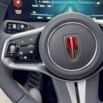 Linni Meister Instagram - Annonse/samarbeid/ Jeg har falt pladask for HONGQI E-HS9! Hva er det ikke å like med denne råe bilen?! (Bla til side for flere lekre bilder) Den har alt man kan drømme om i en bil. Synes derfor det er helt fantastisk at en så lekker og unik bil som HONQI fra @hongqi.norge har et ellevilt leasingtilbud nå:    Leasing av E-HS9 Exclusive kr 6.995/md. og fastrente 2,8% Startleie kun kr 52.250. Etabl.geb. kr 4.995. Tot. kr 308.933. Bindingstid 36 md./45.000 km. 4WD, vinterhjul, metallic lakk, matter og 6 seter er inkludert i prisen.  For et tilbud😳 Vet om flere som ønsker seg denne bilen, så om du slår til nå, får du den billigere enn noen gang! 🥳 Man kan få bilen enda billigere om man dropper massasjen, men personlig mener jeg det er verdt å betale litt ekstra for, da det tar kjøreopplevelsen til nye høyder🤩