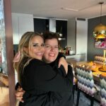 Linni Meister Instagram - 💞Må lære meg å pose som verdens beste @kaassolini 😍😘🎀🫶🏼 Hvilket bildet liker dere best? 1-2-3-4-5-6-7-8? Bildet 9 var for å vise hvor koselig vi hadde det på The Kåss Furuseths - Podcast innspilling (og at Else glemte rosene sine😅💐) Dere kan høre kjeften min gå i ett, neste søndag på The Kåss Furuseths - Podcast📻🫶🏼 Lover tårer, latter, smil og akkurat passe galskap😁 Else, jeg elsker deg av hele mitt hjerte! Du er et stort forbilde og gjør en så fantastisk jobb med å ha en podcast, der du får folk til å føle seg mindre alene på en søndag. Den som gifter seg med deg blir VERDENS HELDIGSTE🥹🫶🏼💍 Lykke til Queen👰🏻‍♀️🩷 Quote @kaassolini : «Hvis livet føles BALLE, ta på deg en genser det står «BALLE» på, så blir livet mindre dritt!» 😁🫶🏼