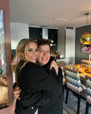 Linni Meister Instagram - 💞Må lære meg å pose som verdens beste @kaassolini 😍😘🎀🫶🏼 Hvilket bildet liker dere best? 1-2-3-4-5-6-7-8? Bildet 9 var for å vise hvor koselig vi hadde det på The Kåss Furuseths - Podcast innspilling (og at Else glemte rosene sine😅💐) 

Dere kan høre kjeften min gå i ett, neste søndag på The Kåss Furuseths -  Podcast📻🫶🏼 Lover tårer, latter, smil  og akkurat passe galskap😁

Else, jeg elsker deg av hele mitt hjerte! Du er et stort forbilde og gjør en så fantastisk jobb med å ha en podcast, der du får folk til å føle seg mindre alene på en søndag. Den som gifter seg med deg blir VERDENS HELDIGSTE🥹🫶🏼💍 Lykke til Queen👰🏻‍♀️🩷

Quote @kaassolini : «Hvis livet føles BALLE, ta på deg en genser det står «BALLE» på, så blir livet mindre dritt!» 😁🫶🏼