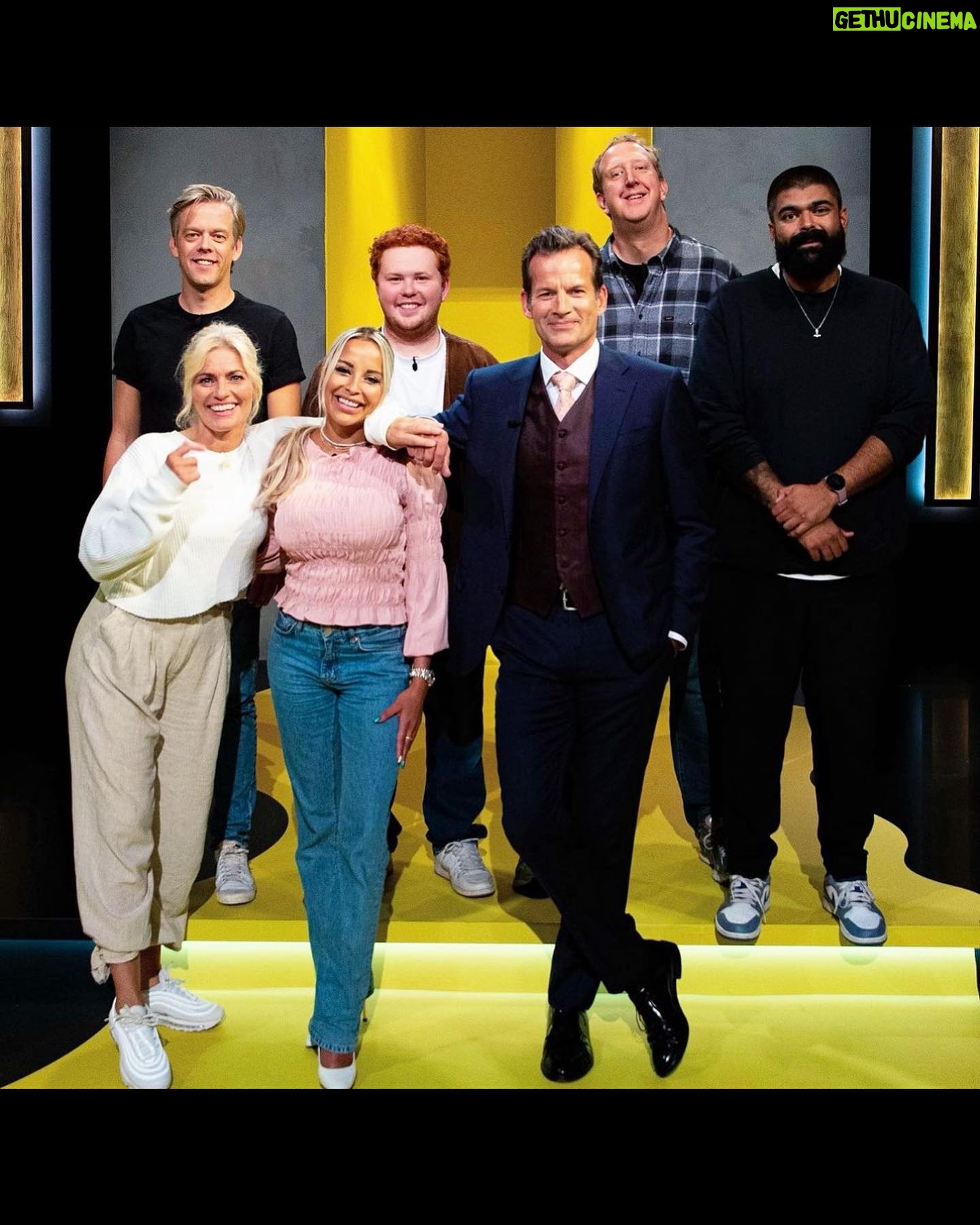 Linni Meister Instagram - I kveld 21:30 kan du se Kamikaze på @tvnorge ❤️ Jeg var på lag med beste @magnusdevold 😎🫶🏼 Gruer meg til å gjenoppleve noe av det flaueste, men også morsomste jeg har gjort🫣😅 Bla til side for å se noen hyggelige bilder og videosnutter fra premieren til Kamikaze😁🫶🏼🥂