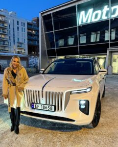 Linni Meister Instagram - Reklame/samarbeid Ikke verst å hente denne lekre HONGQI E-HS9 fra @hongqi.norge på bursdagen min🥳 Jeg er så heldig å få kjøre dette gliset av en bil i noen uker✨ Som den bilentusiasten jeg er, så synes jeg dette er helt RÅTT! Elsker den allerede🤍 Så langt gir jeg kjøreopplevelsen, komforten og massasjen i setene 10/10👌🏽
