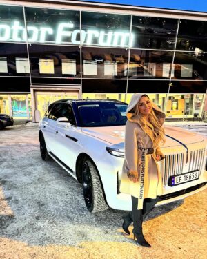 Linni Meister Instagram - Reklame/samarbeid Ikke verst å hente denne lekre HONGQI E-HS9 fra @hongqi.norge på bursdagen min🥳 Jeg er så heldig å få kjøre dette gliset av en bil i noen uker✨ Som den bilentusiasten jeg er, så synes jeg dette er helt RÅTT! Elsker den allerede🤍 Så langt gir jeg kjøreopplevelsen, komforten og massasjen i setene 10/10👌🏽