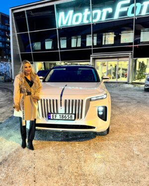 Linni Meister Instagram - Reklame/samarbeid Ikke verst å hente denne lekre HONGQI E-HS9 fra @hongqi.norge på bursdagen min🥳 Jeg er så heldig å få kjøre dette gliset av en bil i noen uker✨ Som den bilentusiasten jeg er, så synes jeg dette er helt RÅTT! Elsker den allerede🤍 Så langt gir jeg kjøreopplevelsen, komforten og massasjen i setene 10/10👌🏽
