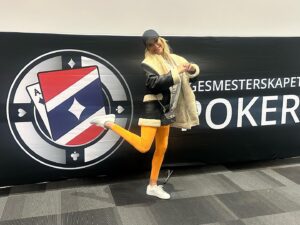 Linni Meister Instagram - Endelig er vi tilbake på VERDENS BESTE @pokernm @norskpokerforbund 😍 Elsker å spille kort og elsker å se igjen familien vår🥹🫶🏼 Ikke mye som slår Pokermiljøet❤️ Let’s go😎Lykke til alle schpellere😎 GG♠️