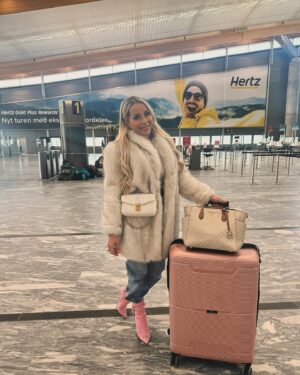 Linni Meister Instagram - Klar for @pokernm 1 uke i Bratislava med verdens beste mennesker😍 Krysser alt jeg har for at jeg går videre til dag 2🤞 Har dere trua på Meister’n? 🤓♠️❤️