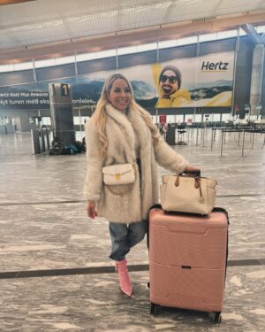 Linni Meister Instagram - Klar for @pokernm 1 uke i Bratislava med verdens beste mennesker😍 Krysser alt jeg har for at jeg går videre til dag 2🤞 Har dere trua på Meister’n? 🤓♠️❤️