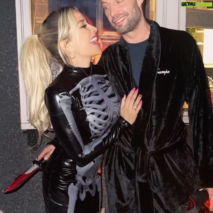 Linni Meister - 2.5K Likes - 🎃👻🧡🖤 Hadde en konge Halloween med store og små. (Bla til side for å se mer) Gikk all inn med skummel pynt og mat i alle farger🌈 Gikk knask-eller-knep med kidsa og Morty, og jeg holdte på å snø bort☃️❄️men den rosa parykken holdt ørene mine varme😆💖Viktigste var at kidsa storkoste seg hele kvelden 😁🎃👻🍬🍭🧡Takk for denne gang🤪👻☃️