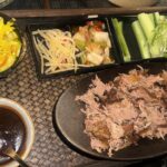 Linni Meister Instagram – Annonse✨ Jeg er en ekte matentusiast og Crispy duck fra @nodee_barcode er en stor favoritt. 
(Endelig lært meg å si hoisinsaus🤓👍🏽)
Hvilken av rettene fristet mest? (Bla til side👉🏽)

@idamonge spiste helt nydelig vegetariansk Crispy «duck». 
Jeg spiste Cripsy duck.
Fikk servert sjukt digg dessert🍧

Fra 2.okt blir @nodee_barcode gjort om til DINNER✨ @nodeesky vil fremdeles være der🫶🏼