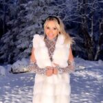 Linni Meister Instagram - Soon but not yet✨ TRE dager igjen til jeg slipper julelåt🥳🎄❤️