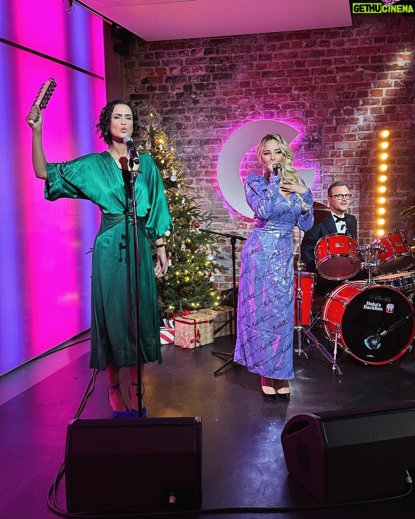 Linni Meister Instagram - GOD JUL, kjære følgere😍🎄❤️ For en herlig start på selve julaften på @gmn 🎄💃🎤🥁Tusen takk for meg😍💜 Sender dere masse kjærlighet 💜🙏🏽 Håper dere likte bandet vårt 😁😍🫶🏼🥁🎤