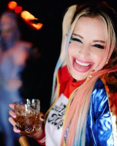 Linni Meister Instagram - Reklame/invitert Hvilket bilde liker du best? 1-2-3-4-5-6? Harley Quinn for alltid😘Tenker å kle meg ut som henne på Halloween resten av livet, så vet dere det 😆❤️💙💖 Takk for tidenes Halloween party @alexandrajoner @fanta_norge @eccentricpeople_ 🫶🏼 Dere kan å lage fest🥳