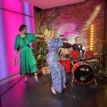 Linni Meister Instagram - GOD JUL, kjære følgere😍🎄❤️ For en herlig start på selve julaften på @gmn 🎄💃🎤🥁Tusen takk for meg😍💜 Sender dere masse kjærlighet 💜🙏🏽 Håper dere likte bandet vårt 😁😍🫶🏼🥁🎤