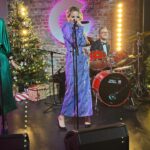 Linni Meister Instagram - GOD JUL, kjære følgere😍🎄❤️ For en herlig start på selve julaften på @gmn 🎄💃🎤🥁Tusen takk for meg😍💜 Sender dere masse kjærlighet 💜🙏🏽 Håper dere likte bandet vårt 😁😍🫶🏼🥁🎤