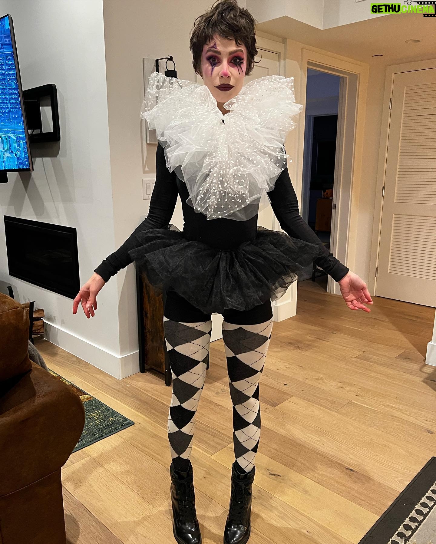 Linsey Godfrey - 2.4K Likes - This is Halloween 🎃 👻👹🧚🏻💀
Featuring the little bird