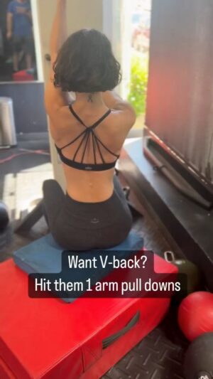 Linsey Godfrey Instagram - 🦸🏻🧚🏻
Repost from @thomasjankas
•
Superhero V-back. Curtesy of Pull Ups and One Arm Pull Downs  @ohmygodfrey 
#mytalentiswork 

#femaleinspiration #juststrongwomen #strongwomenlift #womenarestrong #empowereachother #strongwomenrock #girlswholift💪 #girlswholiftheavyweights