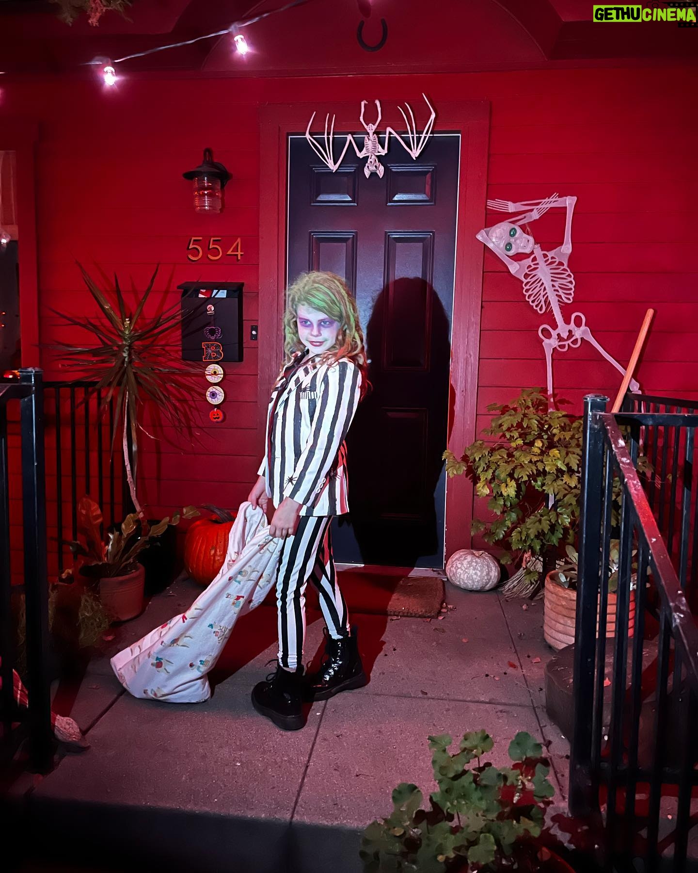 Linsey Godfrey - 2.4K Likes - This is Halloween 🎃 👻👹🧚🏻💀
Featuring the little bird