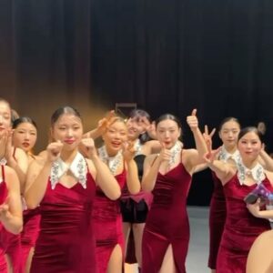Lip J Instagram - 마네퀸의 서사깊은 메가크루 퍼포먼스에 히든 멤버로 함께 춤 출수 있게되어 너무나 영광이었고 감사했습니다. 10초, 1초 아니 0.1초의 아주 작은 디테일까지 촘촘하고 섬세했던 모든 부분이 진심이었던 그녀들의 태도에 저도 평생 해온 어떤 20초의 솔로 무브중 가장 디테일해져볼 수 있던 경험이었습니다.🤩 
사랑합니다. 

연습 과정 내내 흔들림없이 강인했던 정말 멋진 그녀들.. 앞으로의 여정도 정말 진심으로 응원합니다! 
#Mannequeen #마네퀸 #SWF2