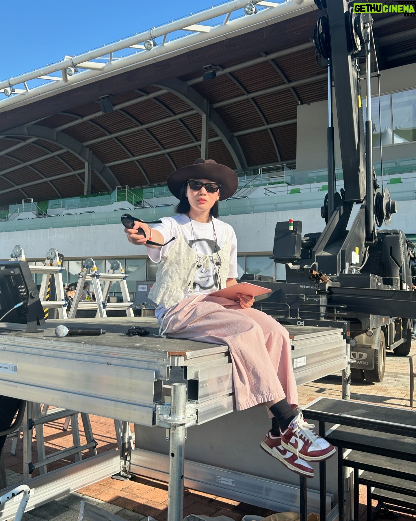 Lip J Instagram - 그댄 나의 친구야 비오는 날 우산이 되줘 해가 뜨는 날에는 널 지켜줄게 #나의5월 #Imhero