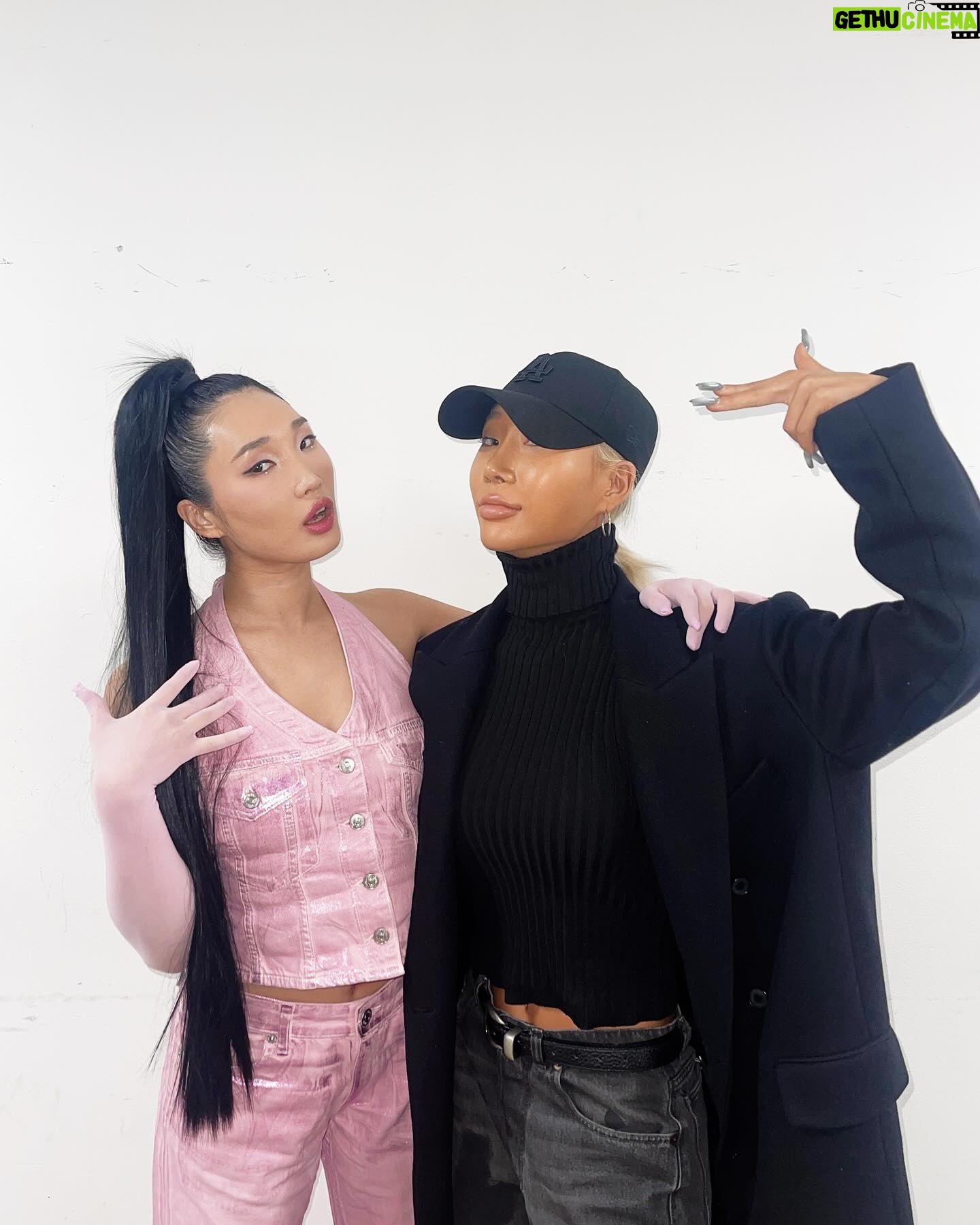Lip J - 238.5K Likes - 립리아나 효란데와 화사의 짜릿한 10초! 👛