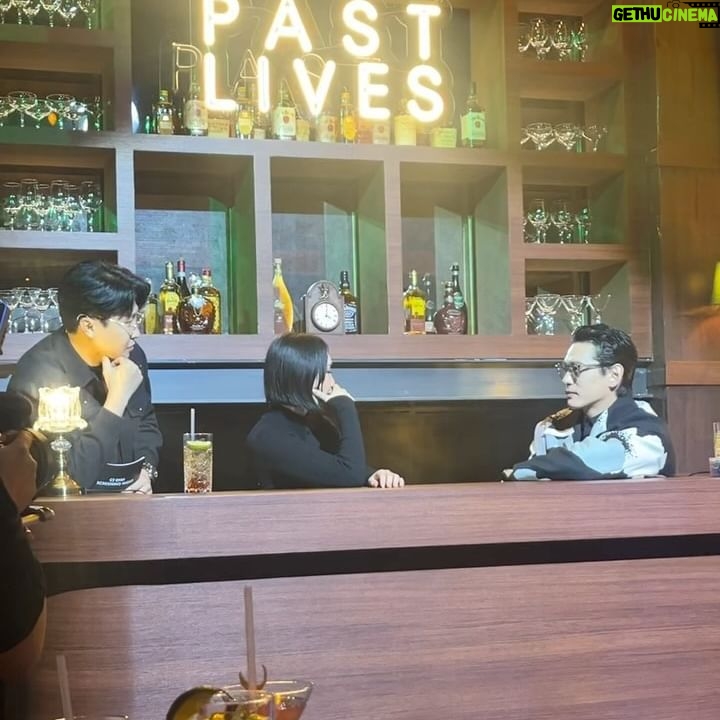 Lip J Instagram - 오늘부터 개봉하는 #pastlives 미리 보고왔어요. 영화는 너무도 우아하고 예쁘게 흘러가지만 제 가슴은 몹시도 주체할수 없는 감정에 격하게 일렁댔더랬죠. 인연에 대해서 한번 더 생각해보게 되는 너무 아름다운 영화였습니다. 꼭 보셨으면 해요💡
