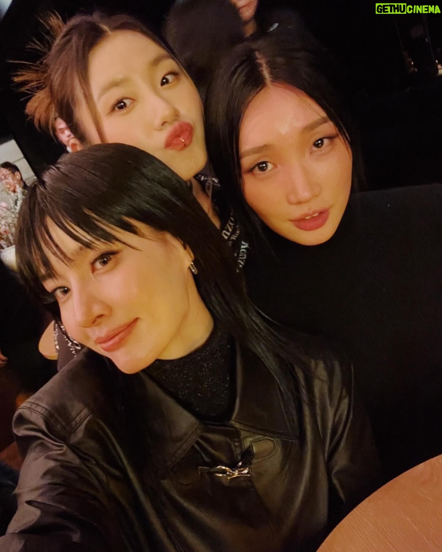 Lip J Instagram - 오늘부터 개봉하는 #pastlives 미리 보고왔어요. 영화는 너무도 우아하고 예쁘게 흘러가지만 제 가슴은 몹시도 주체할수 없는 감정에 격하게 일렁댔더랬죠. 인연에 대해서 한번 더 생각해보게 되는 너무 아름다운 영화였습니다. 꼭 보셨으면 해요💡