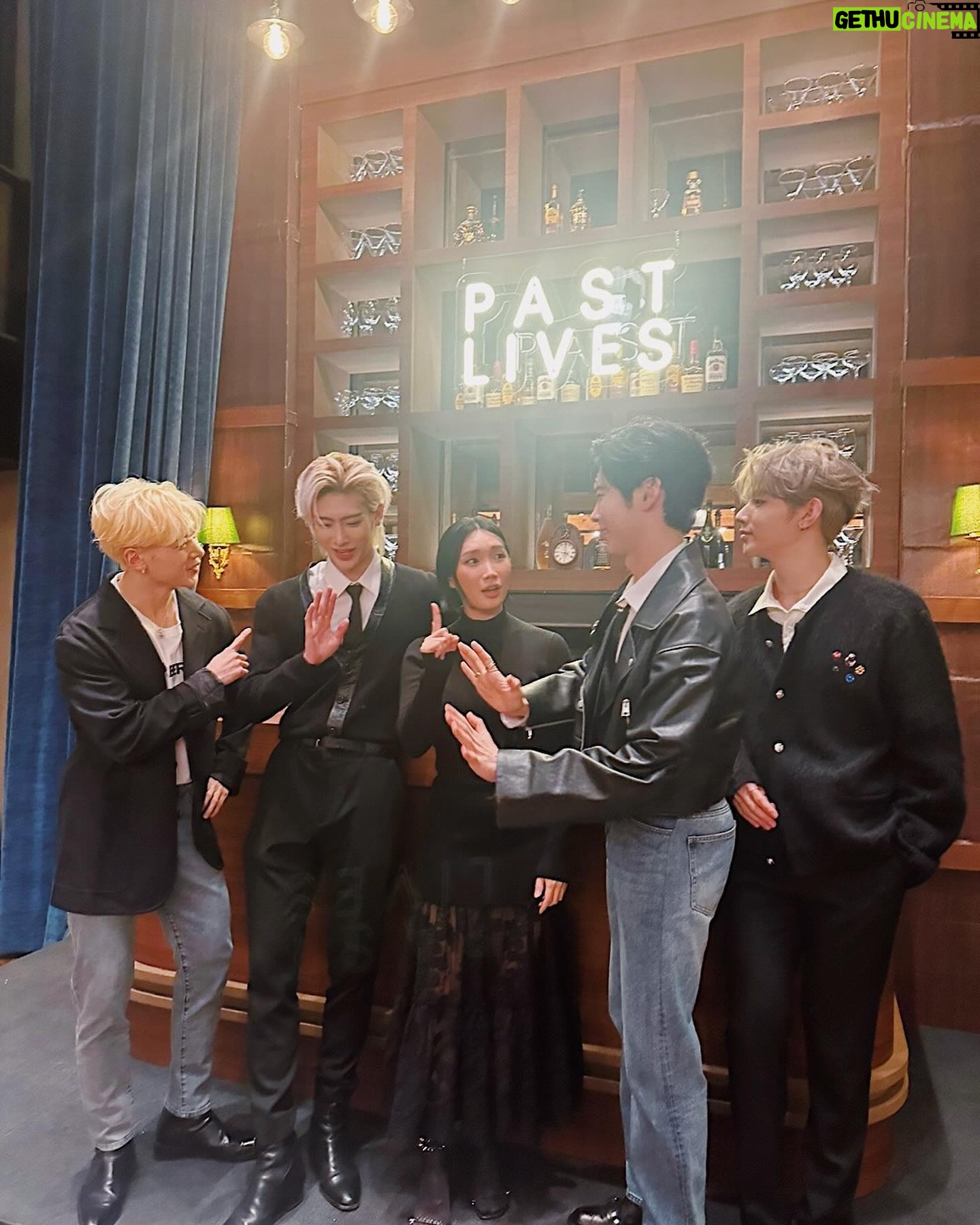 Lip J Instagram - 오늘부터 개봉하는 #pastlives 미리 보고왔어요. 영화는 너무도 우아하고 예쁘게 흘러가지만 제 가슴은 몹시도 주체할수 없는 감정에 격하게 일렁댔더랬죠. 인연에 대해서 한번 더 생각해보게 되는 너무 아름다운 영화였습니다. 꼭 보셨으면 해요💡