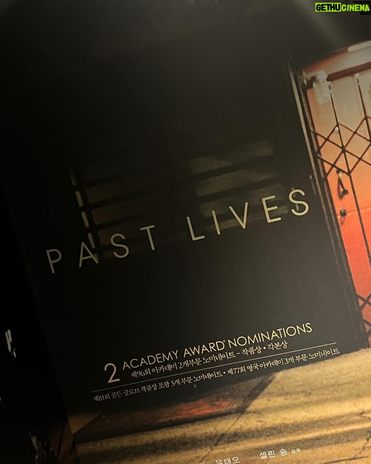Lip J Instagram - 오늘부터 개봉하는 #pastlives 미리 보고왔어요. 영화는 너무도 우아하고 예쁘게 흘러가지만 제 가슴은 몹시도 주체할수 없는 감정에 격하게 일렁댔더랬죠. 인연에 대해서 한번 더 생각해보게 되는 너무 아름다운 영화였습니다. 꼭 보셨으면 해요💡