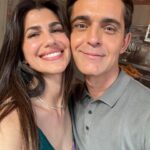 Lis Moreno Instagram - BERLÍN & SABRINA 🇦🇷 💔 🇪🇸 Yo soy argentina, desde los 4 años que se que quiero ser actriz. Siempre lo tuve claro, nunca dudé, nunca. También siempre he sido muy soñadora, soñaba tanto, y tan grande… Soñaba con vivir de lo que amo, con tener que viajar para rodar, soñaba con oportunidades ganadas, con que esos sueños se hicieran realidad. Vengo de una familia trabajadora, no tenía muchos recursos, ni siquiera sabía por dónde empezar, entonces cuando soñaba lo veía lejos, muy lejos y sabía que si quería cumplir esos sueños, iba a tener que trabajar duro. Y de a poco, con altos y bajos, con mucha dedicación, con enfoque, de a poco, con amor, con entusiasmo, perseverancia, de a poco, poniendo un pié delante del otro, avanzando, en distintas velocidades dependiendo de las circunstancias del momento, pero siempre avanzando, de a poco, y empecé a cumplir esos sueños y este, es uno de esos, participar aunque sea por un ratito de BERLIN para mi significa mucho. Estoy felíz de hacer presente a mi país en una serie tan espectacular! Gracias @vancouvermediaproducciones @alexpinaoficial @jesus_colmenar @leirayserrano por esta oportunidad, por este sueño cumplido! 🥹 Gracias @pedroalonsoochoro por ser un compañero tan generoso y a todo el equipo espectacular, que cada quien en su rol me ha hecho sentir tan bien recibida ese pequeño pero importantísimo tiempo compartido. Espero que esto sea solo el comienzo de una carrera llena de desafíos e intensidad! Porque yo, sigo soñando… ✨
