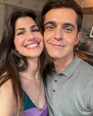 Lis Moreno Instagram - BERLÍN & SABRINA 🇦🇷 💔 🇪🇸 

Yo soy argentina, desde los 4 años que se que quiero ser actriz. Siempre lo tuve claro, nunca dudé, nunca. 
También siempre he sido muy soñadora, soñaba tanto, y tan grande… Soñaba con vivir de lo que amo, con tener que viajar para rodar, soñaba con oportunidades ganadas, con que esos sueños se hicieran realidad. 

Vengo de una familia trabajadora, no tenía muchos recursos, ni siquiera sabía por dónde empezar, entonces cuando soñaba lo veía lejos, muy lejos y sabía que si quería cumplir esos sueños, iba a tener que trabajar duro.

Y de a poco, con altos y bajos, con mucha dedicación, con enfoque, de a poco, con amor, con entusiasmo, perseverancia, de a poco, poniendo un pié delante del otro, avanzando, en distintas velocidades dependiendo de las circunstancias del momento, pero siempre avanzando, de a poco, y empecé a cumplir esos sueños y este, es uno de esos, participar aunque sea por un ratito de BERLIN para mi significa mucho.

Estoy felíz de hacer presente a mi país en una serie tan espectacular! 

Gracias @vancouvermediaproducciones @alexpinaoficial @jesus_colmenar @leirayserrano por esta oportunidad, por este sueño cumplido! 🥹 
Gracias @pedroalonsoochoro por ser un compañero tan generoso y a todo el equipo espectacular, que cada quien en su rol me ha hecho sentir tan bien recibida ese pequeño pero importantísimo tiempo compartido. 

Espero que esto sea solo el comienzo de una carrera llena de desafíos e intensidad! 

Porque yo, sigo soñando… ✨
