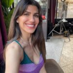 Lis Moreno Instagram - BERLÍN & SABRINA 🇦🇷 💔 🇪🇸 Yo soy argentina, desde los 4 años que se que quiero ser actriz. Siempre lo tuve claro, nunca dudé, nunca. También siempre he sido muy soñadora, soñaba tanto, y tan grande… Soñaba con vivir de lo que amo, con tener que viajar para rodar, soñaba con oportunidades ganadas, con que esos sueños se hicieran realidad. Vengo de una familia trabajadora, no tenía muchos recursos, ni siquiera sabía por dónde empezar, entonces cuando soñaba lo veía lejos, muy lejos y sabía que si quería cumplir esos sueños, iba a tener que trabajar duro. Y de a poco, con altos y bajos, con mucha dedicación, con enfoque, de a poco, con amor, con entusiasmo, perseverancia, de a poco, poniendo un pié delante del otro, avanzando, en distintas velocidades dependiendo de las circunstancias del momento, pero siempre avanzando, de a poco, y empecé a cumplir esos sueños y este, es uno de esos, participar aunque sea por un ratito de BERLIN para mi significa mucho. Estoy felíz de hacer presente a mi país en una serie tan espectacular! Gracias @vancouvermediaproducciones @alexpinaoficial @jesus_colmenar @leirayserrano por esta oportunidad, por este sueño cumplido! 🥹 Gracias @pedroalonsoochoro por ser un compañero tan generoso y a todo el equipo espectacular, que cada quien en su rol me ha hecho sentir tan bien recibida ese pequeño pero importantísimo tiempo compartido. Espero que esto sea solo el comienzo de una carrera llena de desafíos e intensidad! Porque yo, sigo soñando… ✨