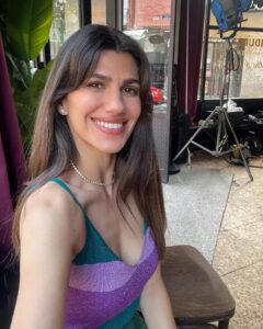 Lis Moreno Instagram - BERLÍN & SABRINA 🇦🇷 💔 🇪🇸 Yo soy argentina, desde los 4 años que se que quiero ser actriz. Siempre lo tuve claro, nunca dudé, nunca. También siempre he sido muy soñadora, soñaba tanto, y tan grande… Soñaba con vivir de lo que amo, con tener que viajar para rodar, soñaba con oportunidades ganadas, con que esos sueños se hicieran realidad. Vengo de una familia trabajadora, no tenía muchos recursos, ni siquiera sabía por dónde empezar, entonces cuando soñaba lo veía lejos, muy lejos y sabía que si quería cumplir esos sueños, iba a tener que trabajar duro. Y de a poco, con altos y bajos, con mucha dedicación, con enfoque, de a poco, con amor, con entusiasmo, perseverancia, de a poco, poniendo un pié delante del otro, avanzando, en distintas velocidades dependiendo de las circunstancias del momento, pero siempre avanzando, de a poco, y empecé a cumplir esos sueños y este, es uno de esos, participar aunque sea por un ratito de BERLIN para mi significa mucho. Estoy felíz de hacer presente a mi país en una serie tan espectacular! Gracias @vancouvermediaproducciones @alexpinaoficial @jesus_colmenar @leirayserrano por esta oportunidad, por este sueño cumplido! 🥹 Gracias @pedroalonsoochoro por ser un compañero tan generoso y a todo el equipo espectacular, que cada quien en su rol me ha hecho sentir tan bien recibida ese pequeño pero importantísimo tiempo compartido. Espero que esto sea solo el comienzo de una carrera llena de desafíos e intensidad! Porque yo, sigo soñando… ✨