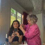 Lis Moreno Instagram – BERLÍN & SABRINA 🇦🇷 💔 🇪🇸 

Yo soy argentina, desde los 4 años que se que quiero ser actriz. Siempre lo tuve claro, nunca dudé, nunca. 
También siempre he sido muy soñadora, soñaba tanto, y tan grande… Soñaba con vivir de lo que amo, con tener que viajar para rodar, soñaba con oportunidades ganadas, con que esos sueños se hicieran realidad. 

Vengo de una familia trabajadora, no tenía muchos recursos, ni siquiera sabía por dónde empezar, entonces cuando soñaba lo veía lejos, muy lejos y sabía que si quería cumplir esos sueños, iba a tener que trabajar duro.

Y de a poco, con altos y bajos, con mucha dedicación, con enfoque, de a poco, con amor, con entusiasmo, perseverancia, de a poco, poniendo un pié delante del otro, avanzando, en distintas velocidades dependiendo de las circunstancias del momento, pero siempre avanzando, de a poco, y empecé a cumplir esos sueños y este, es uno de esos, participar aunque sea por un ratito de BERLIN para mi significa mucho.

Estoy felíz de hacer presente a mi país en una serie tan espectacular! 

Gracias @vancouvermediaproducciones @alexpinaoficial @jesus_colmenar @leirayserrano por esta oportunidad, por este sueño cumplido! 🥹 
Gracias @pedroalonsoochoro por ser un compañero tan generoso y a todo el equipo espectacular, que cada quien en su rol me ha hecho sentir tan bien recibida ese pequeño pero importantísimo tiempo compartido. 

Espero que esto sea solo el comienzo de una carrera llena de desafíos e intensidad! 

Porque yo, sigo soñando… ✨