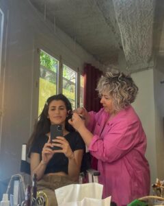 Lis Moreno Instagram - BERLÍN & SABRINA 🇦🇷 💔 🇪🇸 Yo soy argentina, desde los 4 años que se que quiero ser actriz. Siempre lo tuve claro, nunca dudé, nunca. También siempre he sido muy soñadora, soñaba tanto, y tan grande… Soñaba con vivir de lo que amo, con tener que viajar para rodar, soñaba con oportunidades ganadas, con que esos sueños se hicieran realidad. Vengo de una familia trabajadora, no tenía muchos recursos, ni siquiera sabía por dónde empezar, entonces cuando soñaba lo veía lejos, muy lejos y sabía que si quería cumplir esos sueños, iba a tener que trabajar duro. Y de a poco, con altos y bajos, con mucha dedicación, con enfoque, de a poco, con amor, con entusiasmo, perseverancia, de a poco, poniendo un pié delante del otro, avanzando, en distintas velocidades dependiendo de las circunstancias del momento, pero siempre avanzando, de a poco, y empecé a cumplir esos sueños y este, es uno de esos, participar aunque sea por un ratito de BERLIN para mi significa mucho. Estoy felíz de hacer presente a mi país en una serie tan espectacular! Gracias @vancouvermediaproducciones @alexpinaoficial @jesus_colmenar @leirayserrano por esta oportunidad, por este sueño cumplido! 🥹 Gracias @pedroalonsoochoro por ser un compañero tan generoso y a todo el equipo espectacular, que cada quien en su rol me ha hecho sentir tan bien recibida ese pequeño pero importantísimo tiempo compartido. Espero que esto sea solo el comienzo de una carrera llena de desafíos e intensidad! Porque yo, sigo soñando… ✨
