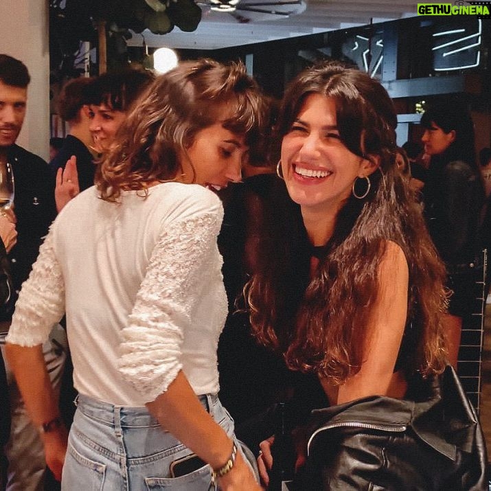 Lis Moreno Instagram - QUE ILUSIÓN! 🥹 Anoche hemos podido ver los 3 primeros episodios de #aixònoéssuècia y nos hemos quedado con ganas de más! 🤩 Un hermoso proyecto con un increíble equipo! Falta poquito para que se estrene! 🔥🎬 Acá comparto un poquito lo que ha sido la apertura del @serielizadosmag con @noessuecia de @funicularfilms y @nanouk_films para @tv3cat @rtveplay @anagramsweden 🔥