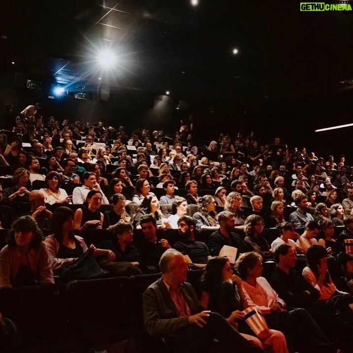Lis Moreno Instagram - QUE ILUSIÓN! 🥹 Anoche hemos podido ver los 3 primeros episodios de #aixònoéssuècia y nos hemos quedado con ganas de más! 🤩 Un hermoso proyecto con un increíble equipo! Falta poquito para que se estrene! 🔥🎬 Acá comparto un poquito lo que ha sido la apertura del @serielizadosmag con @noessuecia de @funicularfilms y @nanouk_films para @tv3cat @rtveplay @anagramsweden 🔥