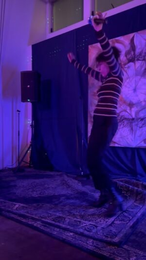 Lisa Edelstein Instagram - Thank you @edgar_three and @shiniquesmith for bringing an awesome #karaoke interlude into our weekend! #therunaways #dance #joy #fun 📷 @robertrussellworks