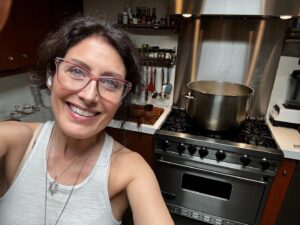Lisa Edelstein Instagram - This year it seems we all need community, especially on this beautiful holiday, so almost everyone rsvp’d YES and wanted to bring their mother!! Cooking for SEVENTY! That’s a record! But it will be a beautiful eve, lots of laughs, a relief from the tension of the world at large. #chagsameach #passover