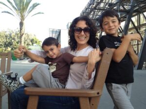 Lisa Edelstein Instagram - Proud #stepmom of these now grown men who are taller than me! #mothersday ❤️❤️❤️❤️