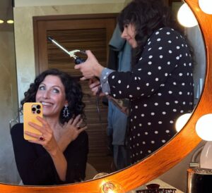 Lisa Edelstein Instagram - I’m not even dressed yet and I already feel sooooo good! Thx for the baubles @martinkatzjewels WOW! And for the extra love @brenrobertsonbeauty and @_hair_by_leila__  @moca @periellenb #mocagala2023