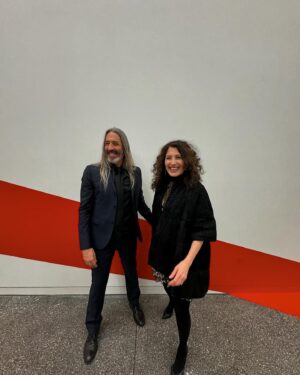 Lisa Edelstein Instagram - Thank you @hammer_museum for another beautiful galainthegarden where @robertrussellworks and I grabbed a quick smooch at the very spot we met 13 1/2  years ago! @aliceandolivia @stellamccartney @piferi