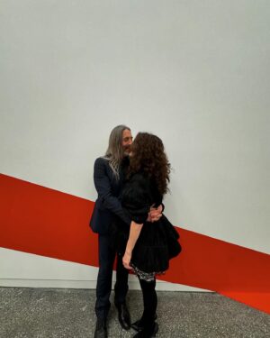 Lisa Edelstein Instagram - Thank you @hammer_museum for another beautiful galainthegarden where @robertrussellworks and I grabbed a quick smooch at the very spot we met 13 1/2  years ago! @aliceandolivia @stellamccartney @piferi