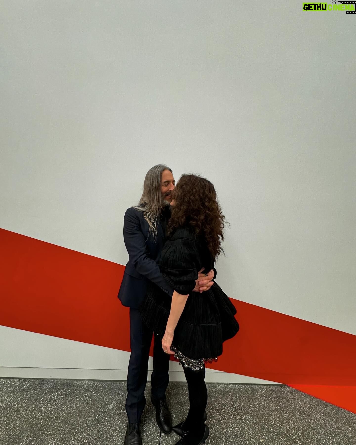 Lisa Edelstein - 3.7K Likes - Thank you @hammer_museum for another beautiful galainthegarden where @robertrussellworks and I grabbed a quick smooch at the very spot we met 13 1/2 years ago! @aliceandolivia @stellamccartney @piferi