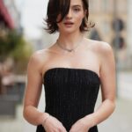 Lisa-Marie Koroll Instagram – Erstes Mal Berlinale! @LisaMarieKoroll hat @voguegermany zu ihrem Getting-ready mit @armanibeauty mitgenommen. Wischen Sie durch die Galerie, um Lisa-Maries Vorbereitungen für den Red Carpet zu entdecken.
#voguegermany #berlinale #berlinale2024
(Fotos: @robinkater für @armanibeauty #makeup)