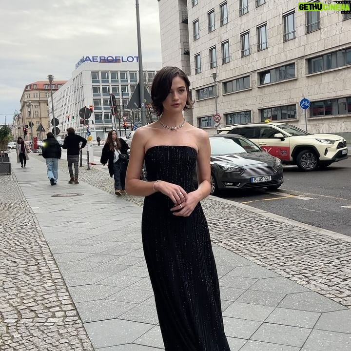 Lisa-Marie Koroll - 5.6K Likes - Ich liebe die @berlinale genauso sehr wie Matt Damon Berlin liebt.
Styling:
@leenazimmermann
Jewelry:
@bulgari
Glam Team:
@philippverheyen @tillzettl
_marianacolmenares
@mariyaavm
@fabianwss
Besonderer Dank an @greta__carl @talentrepublicagency und @sarahlfalk @nextmodelsmilan 🖤