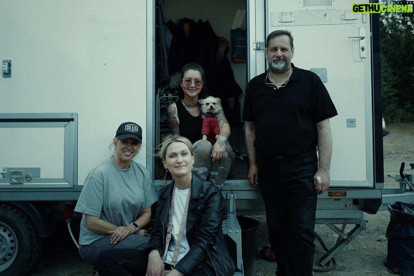 Lisa-Marie Koroll Instagram - Crew love is true love 🖤 Ein paar #behindthescenes Fotos. Danke @leica_camera_deutschland für die scharfe Set-Begleitung 📸 #leicaq2