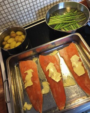 Lisa Nilsson Instagram - Älskar att ugnsbaka röding i smör och citron 🍋
Söndagmiddag och valdagsmiddag! 
Tillbehör: sparris, delipotatis, pressgurka, hollandaisesås 

#röding #svenskfisk