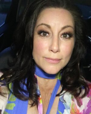 Lisa Nilsson Instagram - I bilen till och från - före och efter - gig. 
Lördag vid Bjertorp Slott, vara överraskningsartist. 
Sånt man hinner med när man under en ovanlig vår inte turnerar ihjäl sig. 

Önskar en god natt från ett hotell i Mariestad 🙋🏻‍♀️
