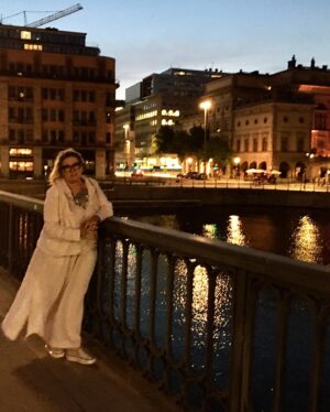 Lisa Nilsson Instagram - Lycka är att få skämma bort någon som ägnat större delen av sitt liv åt att skämma bort andra. Min högaktningsvärda styvmor, den styvaste av dem alla, fyllde nyligen osannolika 70 år! 
Kvinnan utan gränser. Hon som gör det ingen annan orkar och tänker stegen före och stegen efter simultant. Förlossnings-uskan som blev jazzsångerska samtidigt som jag började skolan. 
Den självlärda uppfinnaren som samlar en brokig krångelfamilj i vått och torrt och som står vid min pappas sida i det omöjliga såväl som i allt som är möjligt och lite till. I lust och nöd - kvinnan som av sina helsöner kallas Vår Moder Konungen. På modernt språk kallas hon bonusmamma för såna som mig. I andra kulturer kanske fru nummer två. Men i verkligheten finns inget halvt med henne, inget bonus-tillägg, och endast nummer ett vore en rimlig placering i kosmos evinnerliga famn. 
Vi firade på tu man hand för första gången - men inte sista. En total kulinarisk lyckoupplevelse på @markusaujalay ’s Restaurang Tegelbacken! 
🌸🙏🏼🌱💕🥂 Skönhet, kunskap, miljö, råvaror, kreativitet, kompositioner, trivsel, konsistenser, smaker, intryck, dryck, omhändertagande och överraskningar - allt sinnligt man hoppas på och lite till. 

Tack @tegelbackenrestaurang och Grattis på 70årsdagen igen älskade Monica @borrfors 🤗
