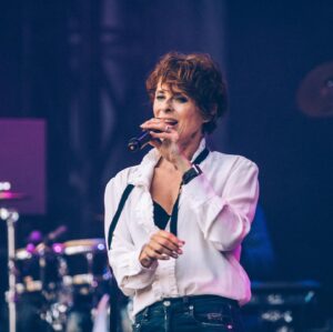 Lisa Stansfield Instagram - We had such a great time on that stage last night! Thank you all for being so gorgeous!

@hardwicklivefestival @darran_moore_photography